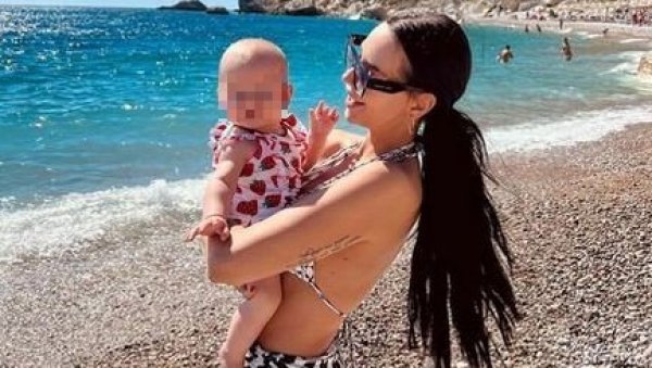 ГРУЈИЋЕВА У ПЕРАЗИЋА ДОУ: Певачица са наследницом Катјом на плажи ГРУЈИЋЕВА У ПЕРАЗИЋА ДОУ: Певачица са наследницом Катјом на плажи