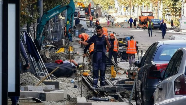 ВОЗАЧИ, ОБРАТИТЕ ПАЖЊУ: Због радова саобраћај ће бити преусмерен на више путева ВОЗАЧИ, ОБРАТИТЕ ПАЖЊУ: Због радова саобраћај ће бити преусмерен на више путева