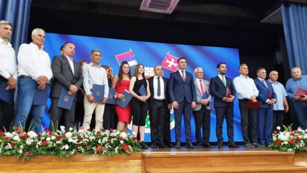 ПРИЗНАЊА ЂОКОВИЋУ, МОМИРОВИЋУ И БОЈИЋУ: Доделом награда обележен Дан општине Врњачка Бања (ФОТО) ПРИЗНАЊА ЂОКОВИЋУ, МОМИРОВИЋУ И БОЈИЋУ: Доделом награда обележен Дан општине Врњачка Бања (ФОТО)