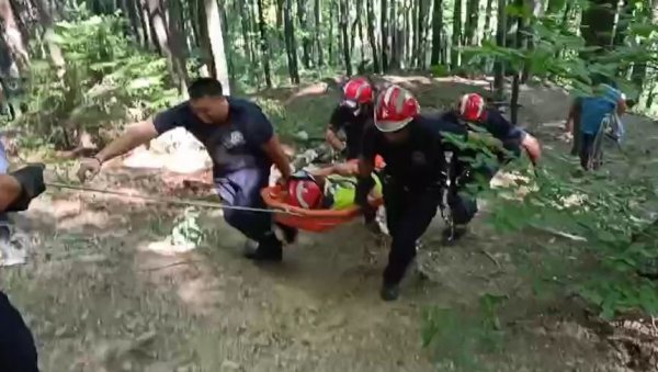 СНИМАК СПАСАВАЊА ДЕЧАКА НА ДИВЧИБАРАМА: Мали Огњен на носилима извучен из провалије (ВИДЕО) СНИМАК СПАСАВАЊА ДЕЧАКА НА ДИВЧИБАРАМА: Мали Огњен на носилима извучен из провалије (ВИДЕО)