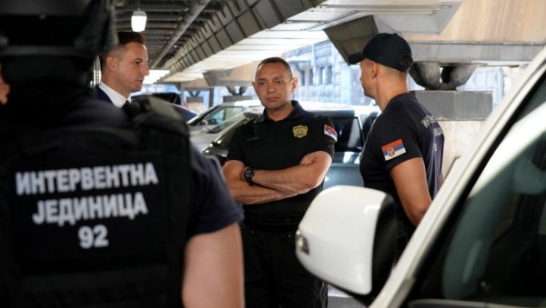 ИНТЕРВЕНТНА ЗАСЛУЖУЈЕ ПОШТОВАЊЕ: Вулин обишао Полицијску управу за град Београд ИНТЕРВЕНТНА ЗАСЛУЖУЈЕ ПОШТОВАЊЕ: Вулин обишао Полицијску управу за град Београд