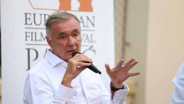 ДУШАН КОВАЧЕВИЋ УПОЗОРАВА: Људи поприлично неозбиљно схватају опасност коју носи рат у Украјини, све подсећа на сцену из Андерграунда ДУШАН КОВАЧЕВИЋ УПОЗОРАВА: Људи поприлично неозбиљно схватају опасност коју носи рат у Украјини, све подсећа на сцену из Андерграунда
