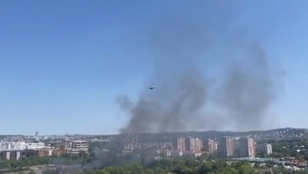 ПРВИ СНИМАК ПОЖАРА НА НОВОМ БЕОГРАДУ: Густ дим над фабриком ИМТ, горе три објекта (ВИДЕО) ПРВИ СНИМАК ПОЖАРА НА НОВОМ БЕОГРАДУ: Густ дим над фабриком ИМТ, горе три објекта (ВИДЕО)