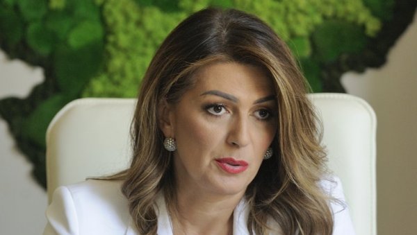 ДА СЕ ОПЕТ ВРАТИ У СРБИЈУ: Министарка Татјана Матић уручила поклон Џону Малковичу (ФОТО) ДА СЕ ОПЕТ ВРАТИ У СРБИЈУ: Министарка Татјана Матић уручила поклон Џону Малковичу (ФОТО)