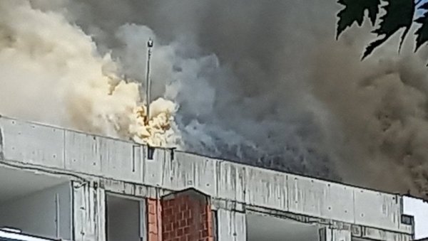 ГУСТ ДИМ И ДАЉЕ КУЉА СА ВРХА ЗГРАДЕ: Познато шта је узрок великог пожара у центру Зрењанина (ФОТО/ВИДЕО) ГУСТ ДИМ И ДАЉЕ КУЉА СА ВРХА ЗГРАДЕ: Познато шта је узрок великог пожара у центру Зрењанина (ФОТО/ВИДЕО)
