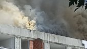 GUST DIM I DALJE KULJA SA VRHA ZGRADE: Poznato šta je uzrok velikog požara u centru Zrenjanina (FOTO/VIDEO)