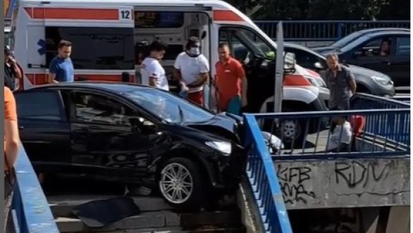 ПРВИ СНИМЦИ СА МЕСТА НЕСРЕЋЕ У БЕОГРАДУ: Возач ударио у ограду Бранковог моста, повређене две особе (ВИДЕО) ПРВИ СНИМЦИ СА МЕСТА НЕСРЕЋЕ У БЕОГРАДУ: Возач ударио у ограду Бранковог моста, повређене две особе (ВИДЕО)