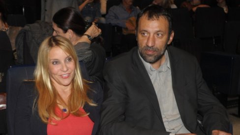 ANA I VLADE DIVAC NA SVOM VENČANJU: On u sakou reprezentacije, zaglavili se u liftu, a tek da vidite venčanicu (FOTO) ANA I VLADE DIVAC NA SVOM VENČANJU: On u sakou reprezentacije, zaglavili se u liftu, a tek da vidite venčanicu (FOTO)