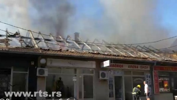 ВЕЛИКИ ПОЖАР У ЦЕНТРУ ВАЉЕВА: Ватра букнула у ресторану брзе хране, гори шест локала (ВИДЕО) ВЕЛИКИ ПОЖАР У ЦЕНТРУ ВАЉЕВА: Ватра букнула у ресторану брзе хране, гори шест локала (ВИДЕО)