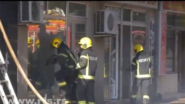 ЛОКАЛИЗОВАН ПОЖАР У ЦЕНТРУ ВАЉЕВА: Горели локали преко пута Народног музеја, више ватрогасних екипа на терену (ФОТО) ЛОКАЛИЗОВАН ПОЖАР У ЦЕНТРУ ВАЉЕВА: Горели локали преко пута Народног музеја, више ватрогасних екипа на терену (ФОТО)