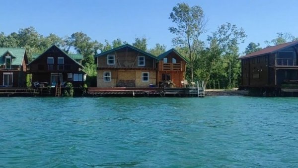 МОРСКО ДОБРО САМО УБИРА КАЈМАК: За пет година зарадили 1.6 милиона евра, а у Аду Бојану уложили - нулу МОРСКО ДОБРО САМО УБИРА КАЈМАК: За пет година зарадили 1.6 милиона евра, а у Аду Бојану уложили - нулу