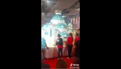 KRŠTENJE U BEOGRADU O KOM SE PRIČA: Torta kao Hram Svetog Save - i to nije sve (VIDEO) KRŠTENJE U BEOGRADU O KOM SE PRIČA: Torta kao Hram Svetog Save - i to nije sve (VIDEO)
