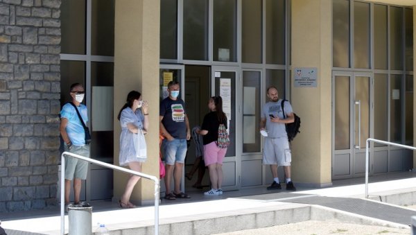 КЕНТАУРА ЈОШ НЕМА, ЗАРАЖЕНИХ СВЕ ВИШЕ: Нови подтип короне није стигао у Србију, али се седми талас короне убрзано шири КЕНТАУРА ЈОШ НЕМА, ЗАРАЖЕНИХ СВЕ ВИШЕ: Нови подтип короне није стигао у Србију, али се седми талас короне убрзано шири