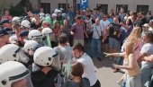 СКАНДАЛ ПРЕ ПОЧЕТКА СКУПШТИНЕ НОВОГ САДА: Разјарена руља повредила полицајца, огласио се МУП (ВИДЕО) СКАНДАЛ ПРЕ ПОЧЕТКА СКУПШТИНЕ НОВОГ САДА: Разјарена руља повредила полицајца, огласио се МУП (ВИДЕО)