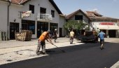 УРЕЂУЈУ ТРГ ЗЕЛЕНА ПИЈАЦА У ВРШЦУ: После две деценије стигао нови асфалт УРЕЂУЈУ ТРГ ЗЕЛЕНА ПИЈАЦА У ВРШЦУ: После две деценије стигао нови асфалт