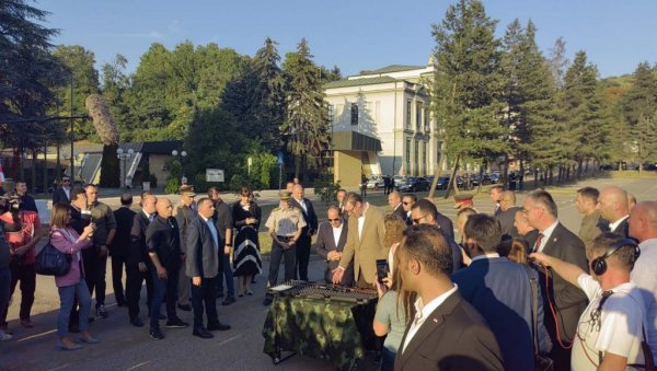 РУЧНИ РАД: Погледајте шта је Вучић поклонио египатском председнику (ФОТО/ВИДЕО) РУЧНИ РАД: Погледајте шта је Вучић поклонио египатском председнику (ФОТО/ВИДЕО)