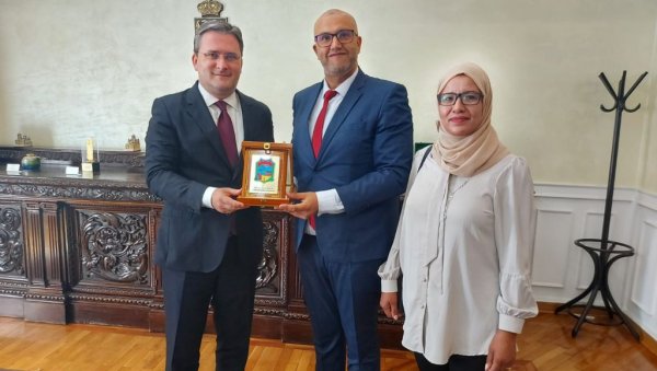 СЕЋАЊЕ НА ПРЕТКЕ: Никола Селаковић обишао највеће српско гробље на северу Африке СЕЋАЊЕ НА ПРЕТКЕ: Никола Селаковић обишао највеће српско гробље на северу Африке