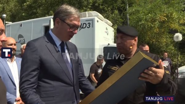ЖАНДАРМЕРИЈА УРУЧИЛА ВУЧИЋУ ТРИ ПОКЛОНА: За председника грб и дрес на ком пише његово име (ФОТО) ЖАНДАРМЕРИЈА УРУЧИЛА ВУЧИЋУ ТРИ ПОКЛОНА: За председника грб и дрес на ком пише његово име (ФОТО)