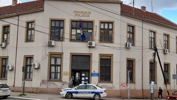 ВЛАСОТИНЧАНИН ОСУМЊИЧЕН ЗА НАПАД НА ПОЛИЦИЈУ: Возилом ударио у ограду, а онда полицајца у главу ВЛАСОТИНЧАНИН ОСУМЊИЧЕН ЗА НАПАД НА ПОЛИЦИЈУ: Возилом ударио у ограду, а онда полицајца у главу