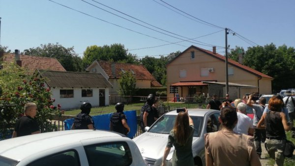 НОВОСТИ НА ЛИЦУ МЕСТА Драма испред куће Зорана Марјановића: Не улази у вучју јазбину без адвоката (ФОТО/ВИДЕО) НОВОСТИ НА ЛИЦУ МЕСТА Драма испред куће Зорана Марјановића: Не улази у вучју јазбину без адвоката (ФОТО/ВИДЕО)