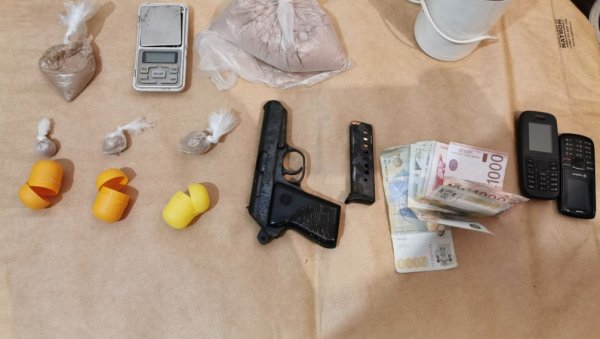 ПОЛИЦИЈА РАСВЕТЛИЛА ПОКУШАЈ УБИСТВА У БЕОГРАДУ: Заплењена дрога и оружје, ухапшене три особе ПОЛИЦИЈА РАСВЕТЛИЛА ПОКУШАЈ УБИСТВА У БЕОГРАДУ: Заплењена дрога и оружје, ухапшене три особе