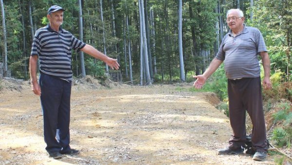 МРТВА МАЈКА У НАРУЧЈУ ЈЕ ДРЖАЛА МРТВУ ЋЕРКУ: Сећања породице Мамула, гробови њихових убијених предака преорани су због пута у Хрватској! МРТВА МАЈКА У НАРУЧЈУ ЈЕ ДРЖАЛА МРТВУ ЋЕРКУ: Сећања породице Мамула, гробови њихових убијених предака преорани су због пута у Хрватској!