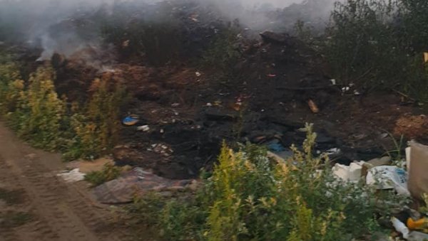 БЛАГА КАЗНА ПАЛИ ДЕПОНИЈУ: Уз паклене врућине житеље Челарева код Бачке Паланке гушио и пожар на дивљем сметлишту БЛАГА КАЗНА ПАЛИ ДЕПОНИЈУ: Уз паклене врућине житеље Челарева код Бачке Паланке гушио и пожар на дивљем сметлишту