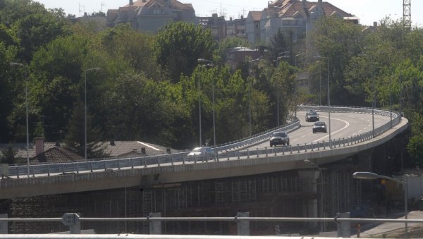 ПЕТЉА КОД ХИПОДРОМА ЦРНА ТАЧКА ЗА ВОЗАЧЕ: Потребна хитна реакција надлежних да се спрече саобраћајке на Чукарици ПЕТЉА КОД ХИПОДРОМА ЦРНА ТАЧКА ЗА ВОЗАЧЕ: Потребна хитна реакција надлежних да се спрече саобраћајке на Чукарици