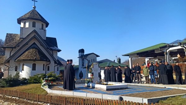 МОБА БЕЗ ОМИЉЕНОГ ВЛАДИКЕ: Помен епископу шабачком на Соколу (ФОТО) МОБА БЕЗ ОМИЉЕНОГ ВЛАДИКЕ: Помен епископу шабачком на Соколу (ФОТО)
