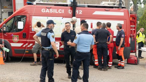 ТРАГЕДИЈА У СЛОВЕНИЈИ: Преминуло дете остављено у аутомобилу на сунцу ТРАГЕДИЈА У СЛОВЕНИЈИ: Преминуло дете остављено у аутомобилу на сунцу