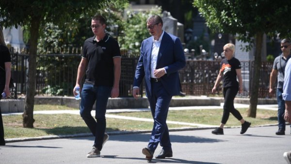 ПРЕДСЕДНИК СРБИЈЕ СА ПОРОДИЦОМ НА ПОМЕНУ КСЕНИЈИ ВУЧИЋ: Обележено шест месеци од смрти новинарке (ФОТО) ПРЕДСЕДНИК СРБИЈЕ СА ПОРОДИЦОМ НА ПОМЕНУ КСЕНИЈИ ВУЧИЋ: Обележено шест месеци од смрти новинарке (ФОТО)
