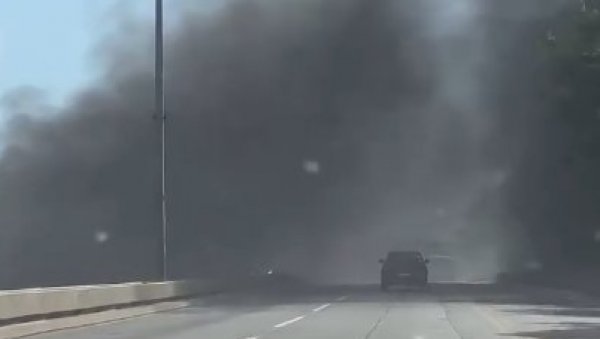 ГУСТ ДИМ НАД БРАНКОВИМ МОСТОМ: Пожар у центру града, гори један од локала (ФОТО, ВИДЕО) ГУСТ ДИМ НАД БРАНКОВИМ МОСТОМ: Пожар у центру града, гори један од локала (ФОТО, ВИДЕО)
