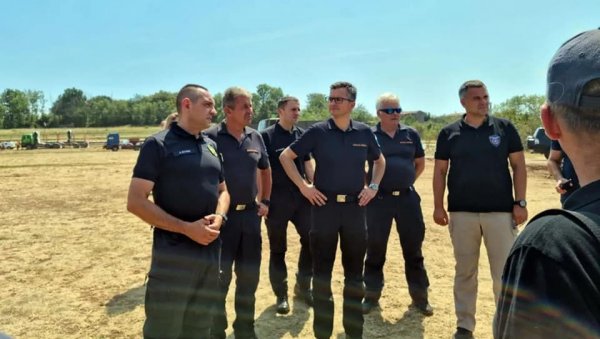 ВУЛИН СТИГАО У СЛОВЕНИЈУ: Министар обишао српске ватрогасце који помажу у борби са пожаром (ФОТО/ВИДЕО) ВУЛИН СТИГАО У СЛОВЕНИЈУ: Министар обишао српске ватрогасце који помажу у борби са пожаром (ФОТО/ВИДЕО)
