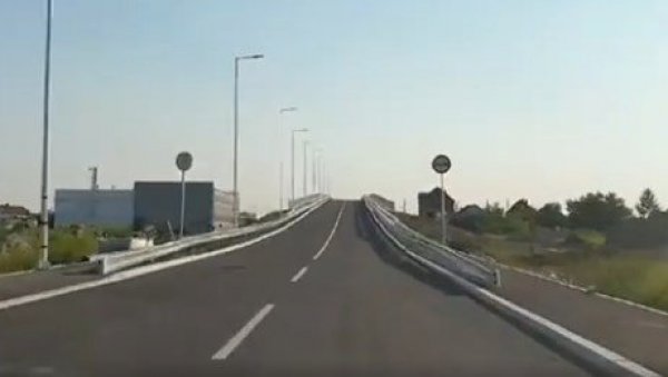НА ПОЗИВ ГРАЂАНА БАТАЈНИЦЕ: Весић аутомобилом обишао нови надвожњак (ВИДЕО) НА ПОЗИВ ГРАЂАНА БАТАЈНИЦЕ: Весић аутомобилом обишао нови надвожњак (ВИДЕО)