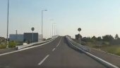 НА ПОЗИВ ГРАЂАНА БАТАЈНИЦЕ: Весић аутомобилом обишао нови надвожњак (ВИДЕО) НА ПОЗИВ ГРАЂАНА БАТАЈНИЦЕ: Весић аутомобилом обишао нови надвожњак (ВИДЕО)