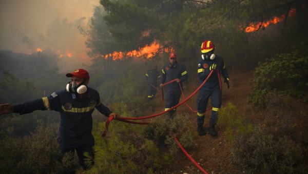 ПОЖАРИ БЕСНЕ У ГРЧКОЈ, НАРЕЂЕНА ЕВАКУАЦИЈА: Горе куће у Лагонисију, критично око Лутракија (ФОТО)