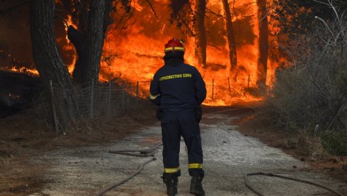 VELIKI POŽAR NA SVETOJ GORI: Vatra bukti nedaleko od manastira, vatrogasne ekipe na terenu