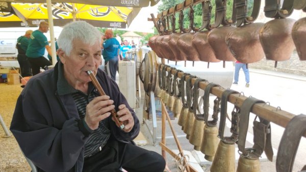 КЛОПОТАРЕ ВИШЕ НИКО НЕ ПРАВИ: Душан Мадић, једини мајстор свог заната КЛОПОТАРЕ ВИШЕ НИКО НЕ ПРАВИ: Душан Мадић, једини мајстор свог заната