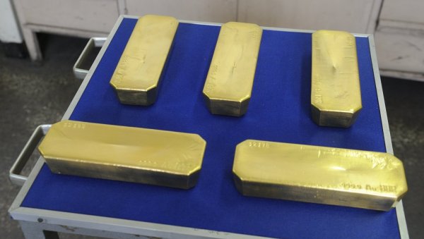 ЗЛАТНЕ ПОЛУГЕ ИЗ УЖАРЕНОГ ГРОТЛА ПРАВО У ДРЖАВНИ ТРЕЗОР: Кина екипи Новости показала строго чувани погон за производњу племенитог метала ЗЛАТНЕ ПОЛУГЕ ИЗ УЖАРЕНОГ ГРОТЛА ПРАВО У ДРЖАВНИ ТРЕЗОР: Кина екипи Новости показала строго чувани погон за производњу племенитог метала