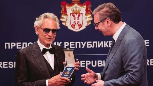 БОЧЕЛИ ОБЈАВИО ФОТОГРАФИЈУ СА ВУЧИЋЕМ: Славни тенор поделио слике из Београда (ФОТО) БОЧЕЛИ ОБЈАВИО ФОТОГРАФИЈУ СА ВУЧИЋЕМ: Славни тенор поделио слике из Београда (ФОТО)