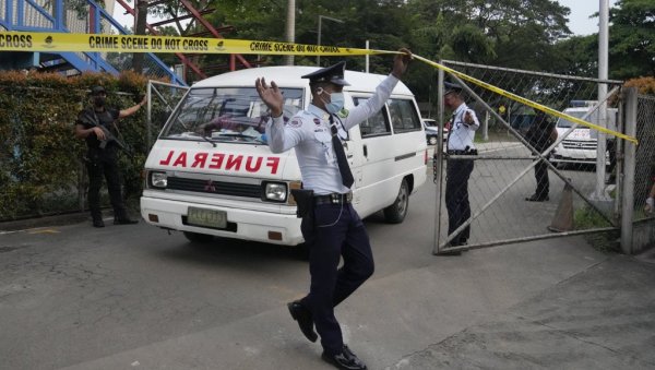 (УЗНЕМИРУЈУЋЕ): Девојка упитала младића са колико је девојака био, па му забола маказе у препуне (ВИДЕО) (УЗНЕМИРУЈУЋЕ): Девојка упитала младића са колико је девојака био, па му забола маказе у препуне (ВИДЕО)