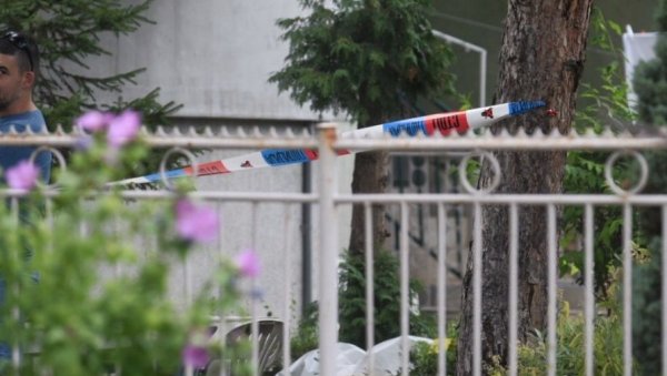ПРВЕ ФОТОГРАФИЈЕ СА МЕСТА КРВАВОГ ПИРА У ЗЕМУНУ: Човек осумњичен да је убио своју ујну секиром (ФОТО/ВИДЕО) ПРВЕ ФОТОГРАФИЈЕ СА МЕСТА КРВАВОГ ПИРА У ЗЕМУНУ: Човек осумњичен да је убио своју ујну секиром (ФОТО/ВИДЕО)