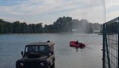 ANDRIJA (20) SKOČIO U JEZERO I NIJE IZRONIO: Policija i spasioci na Adi Ciganliji tragaju za mladićem (FOTO/VIDEO) ANDRIJA (20) SKOČIO U JEZERO I NIJE IZRONIO: Policija i spasioci na Adi Ciganliji tragaju za mladićem (FOTO/VIDEO)