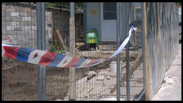 НА ГЛАВУ МУ ПАО ТОВАР СА ЦИГЛАМА: Тешка несрећа на градилишту у Нишу, повређен радник НА ГЛАВУ МУ ПАО ТОВАР СА ЦИГЛАМА: Тешка несрећа на градилишту у Нишу, повређен радник