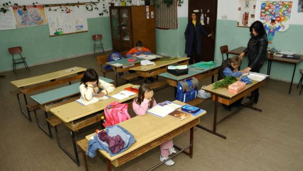 У УЧИОНИЦИ ЗАЈЕДНО ПЕТАЦИ И ОСМАЦИ: Министарство просвете правилником прописало спајање ученика старијих разреда од наредне школске године У УЧИОНИЦИ ЗАЈЕДНО ПЕТАЦИ И ОСМАЦИ: Министарство просвете правилником прописало спајање ученика старијих разреда од наредне школске године