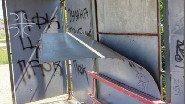 ВАНДАЛИ ЛОМИЛИ СТАНИЦЕ ПО СУРЧИНУ: Наставља се непримерено понашање појединих житеља рубне општине ВАНДАЛИ ЛОМИЛИ СТАНИЦЕ ПО СУРЧИНУ: Наставља се непримерено понашање појединих житеља рубне општине