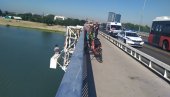 DRAMA NA BRANKOVOM MOSTU: Muškarac preti da će da skoči - hitne službe na terenu DRAMA NA BRANKOVOM MOSTU: Muškarac preti da će da skoči - hitne službe na terenu