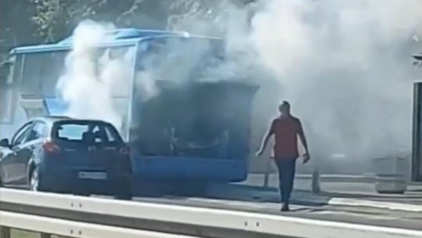 АУТОБУС ГОРИ, А ОН ВАДИ СТВАРИ: Први снимак драме на Тошином бунару - дим куљао из возила на све стране (ВИДЕО) АУТОБУС ГОРИ, А ОН ВАДИ СТВАРИ: Први снимак драме на Тошином бунару - дим куљао из возила на све стране (ВИДЕО)