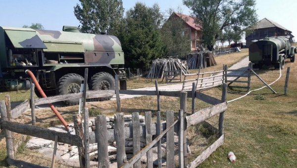 УВЕК СПРЕМНА ДА ГРАЂАНИМА ПРУЖИ ПОМОЋ: Војска Србије обезбеђује воду на Пештерској висоравни (ФОТО) УВЕК СПРЕМНА ДА ГРАЂАНИМА ПРУЖИ ПОМОЋ: Војска Србије обезбеђује воду на Пештерској висоравни (ФОТО)