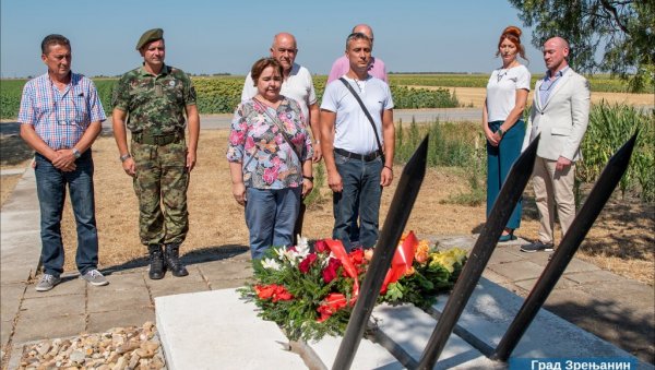 ФАШИСТИ УГАСИЛИ ЉУБАВНУ ПРИЧУ, РУЖА ОДБИЛА ДА ИЗДА ДРУГОВЕ: Обележена 81. година од стрељања Руже Шулман и Коче Коларова (ФОТО) ФАШИСТИ УГАСИЛИ ЉУБАВНУ ПРИЧУ, РУЖА ОДБИЛА ДА ИЗДА ДРУГОВЕ: Обележена 81. година од стрељања Руже Шулман и Коче Коларова (ФОТО)